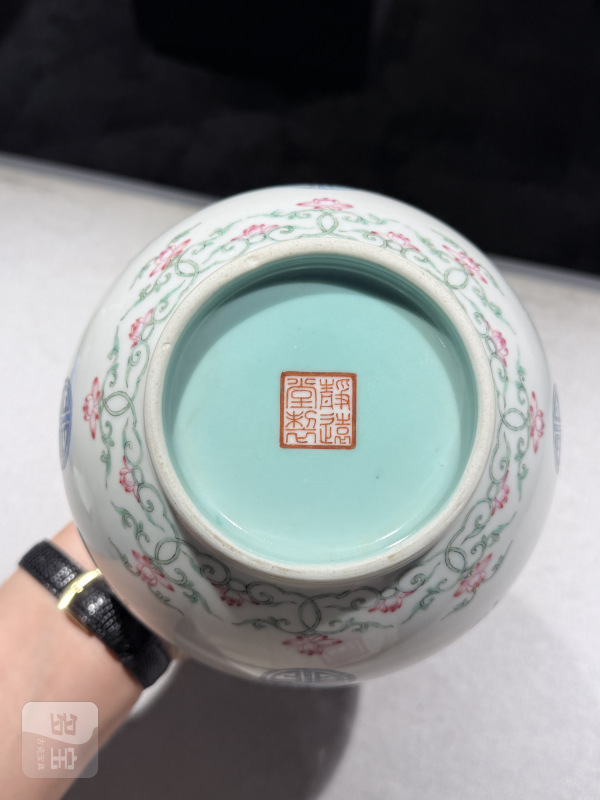民国 粉彩如意披肩花蝶纹长颈瓶 - 图13